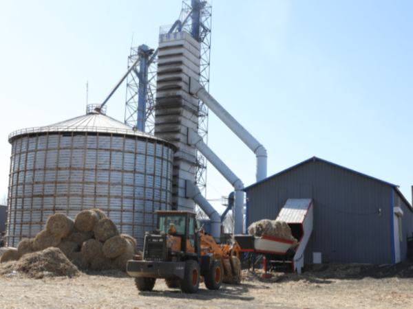 煤價(jià)上漲，糧食烘干用上生物質(zhì)秸稈大包直燃熱風(fēng)爐，一年省下30萬(wàn)